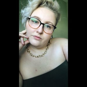 Meet your Posher, Adrienne